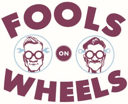 Sarjakuvamainen logo, jossa lukee "FOOLS ON WHEELS" tummanpunaisella, kaksi piirroshahmoa pyöreissä kehyksissä ja teksti "ON" pyöreässä tähdessä.